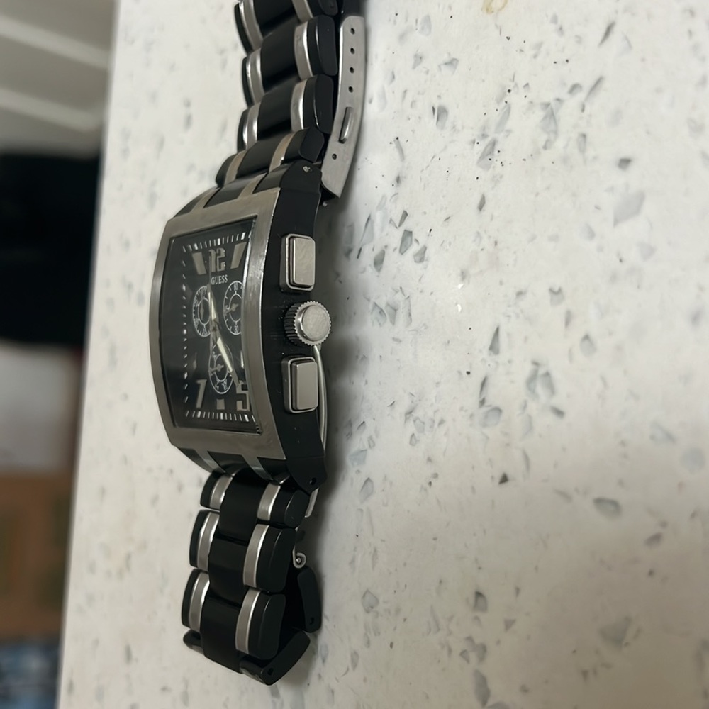 Guess - Picture 3 of 3